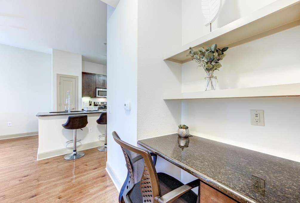 Chic 1Br Near Nrg With Pool Wifi Freeparking Apartamento Houston Exterior foto