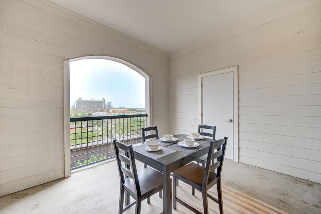 Chic 1Br Near Nrg With Pool Wifi Freeparking Apartamento Houston Exterior foto