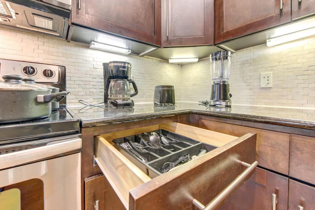 Chic 1Br Near Nrg With Pool Wifi Freeparking Apartamento Houston Exterior foto