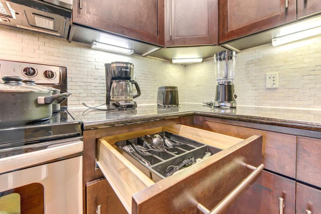 Chic 1Br Near Nrg With Pool Wifi Freeparking Apartamento Houston Exterior foto