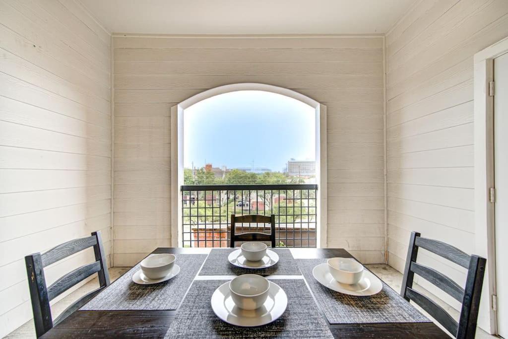 Chic 1Br Near Nrg With Pool Wifi Freeparking Apartamento Houston Exterior foto